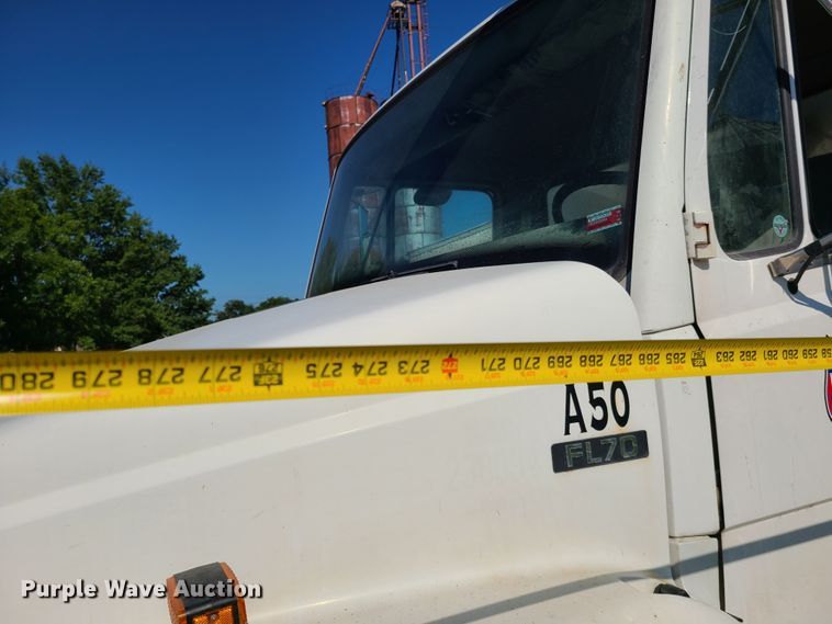 image for item GT9210 1999 Freightliner FL70  feed delivery truck