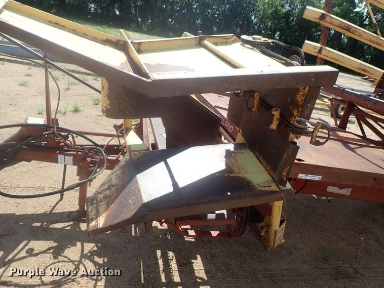 image for item GV9509 New Holland Stackliner 1002 bale stacker