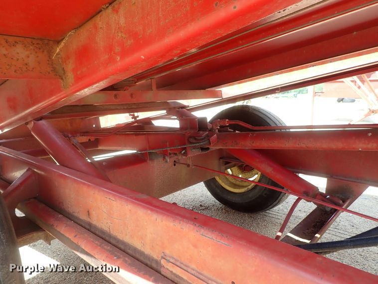 image for item GV9509 New Holland Stackliner 1002 bale stacker