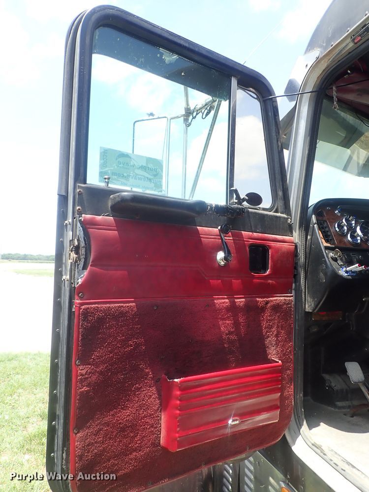 image for item DG2344 2001 Peterbilt 379  semi truck