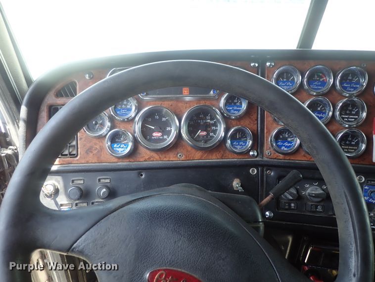 image for item DG2344 2001 Peterbilt 379  semi truck