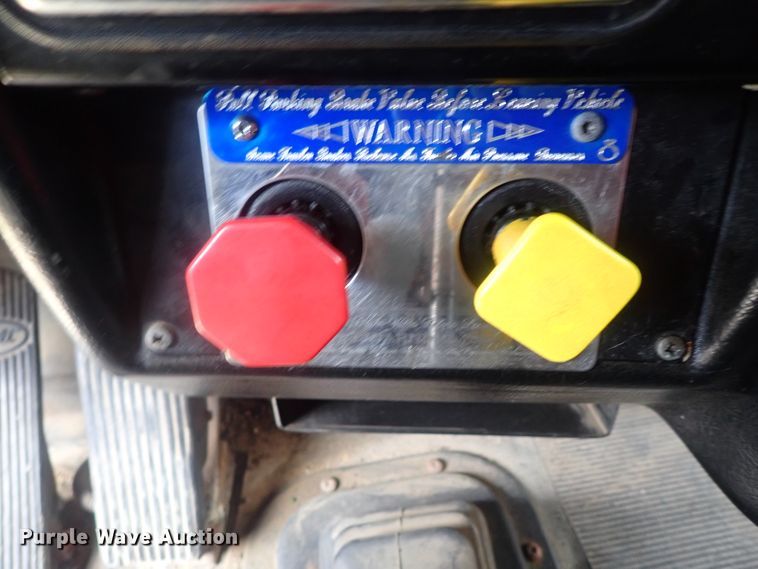 image for item DG2344 2001 Peterbilt 379  semi truck