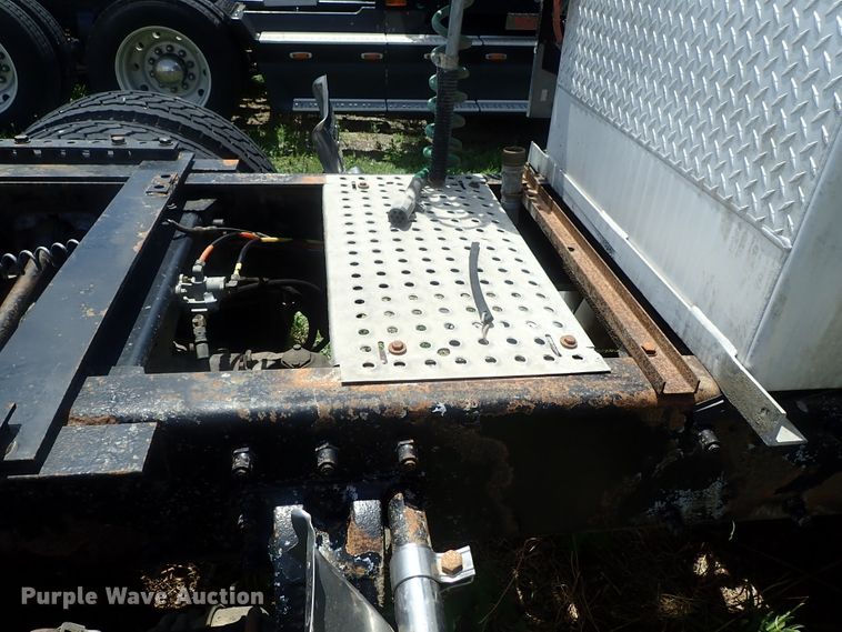 image for item DG2344 2001 Peterbilt 379  semi truck