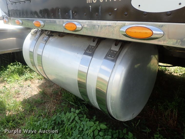 image for item DG2344 2001 Peterbilt 379  semi truck