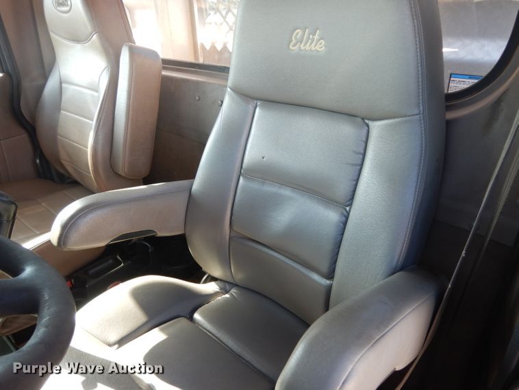 image for item DG6818 2009 Peterbilt 389  semi truck