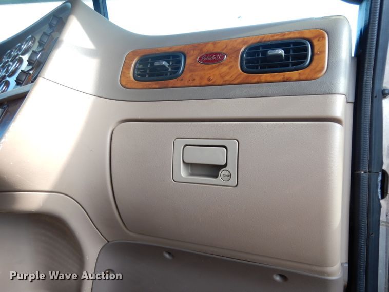 image for item DG6818 2009 Peterbilt 389  semi truck