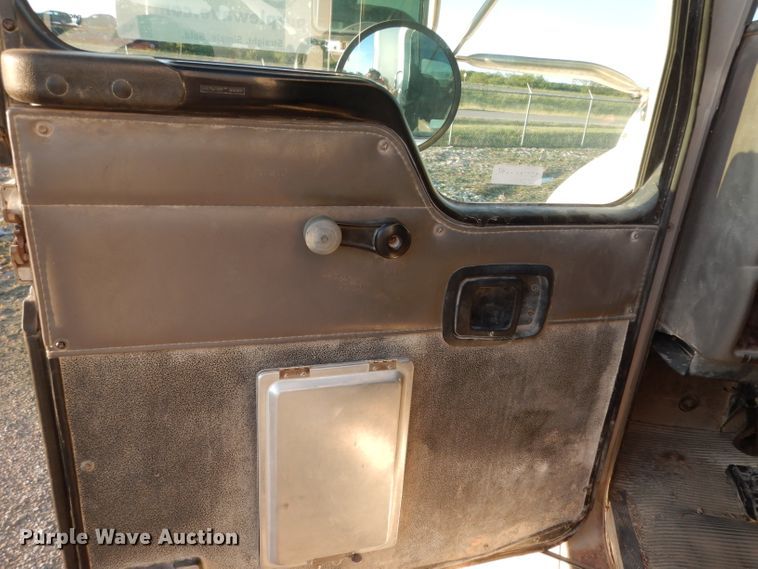 image for item DG6823 2006 Kenworth T300  command center truck