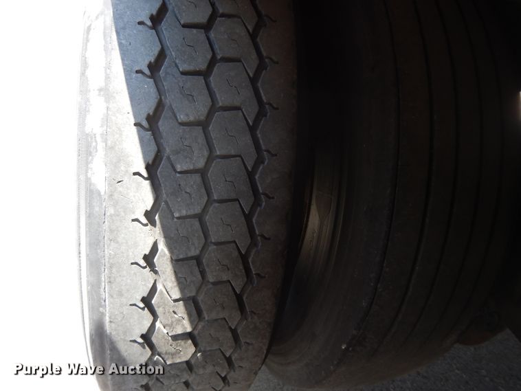 image for item DG7956 2006 Utility dry van trailer