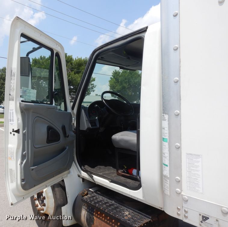 image for item DG7957 2005 International 4300  box truck