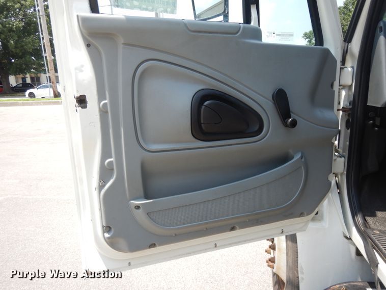 image for item DG7957 2005 International 4300  box truck