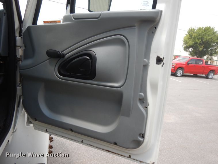 image for item DG7957 2005 International 4300  box truck