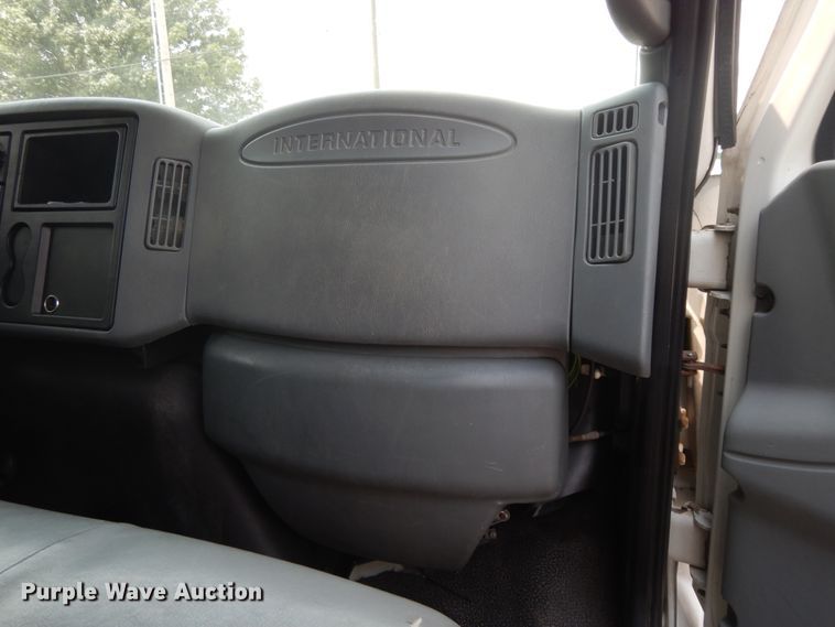 image for item DG7957 2005 International 4300  box truck