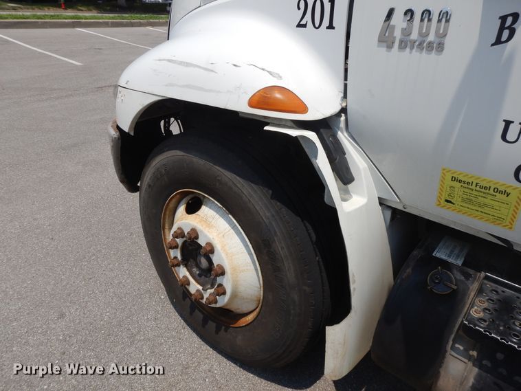 image for item DG7957 2005 International 4300  box truck