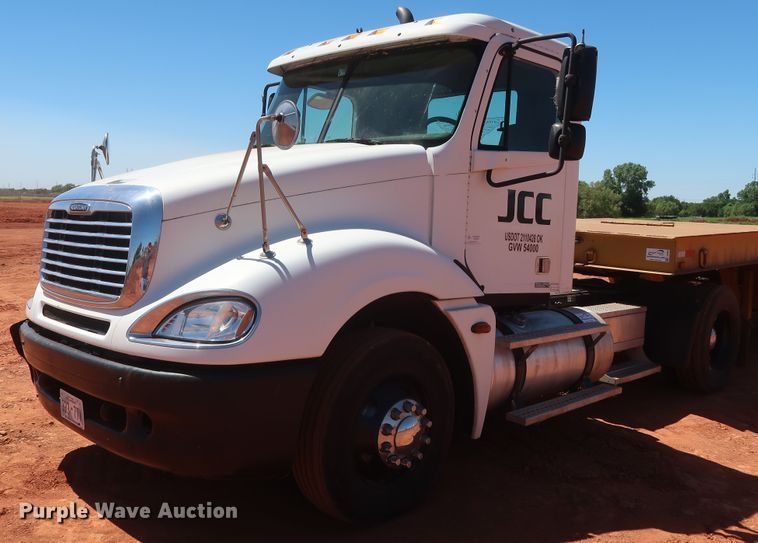 image for item DH0928 2005 Freightliner Columbia  semi truck