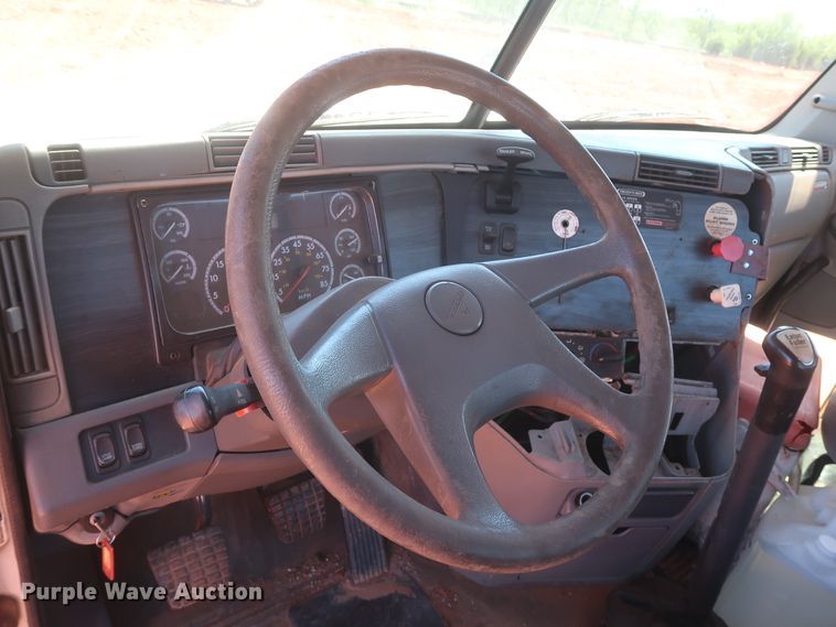 image for item DH0928 2005 Freightliner Columbia  semi truck