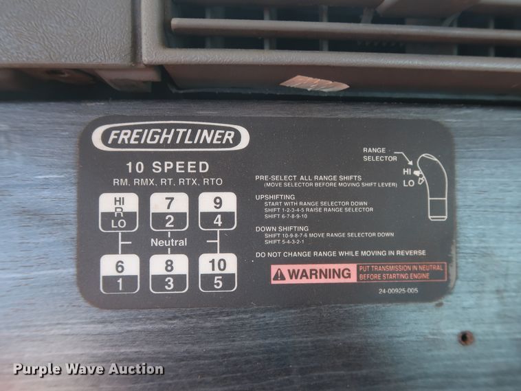 image for item DH0928 2005 Freightliner Columbia  semi truck