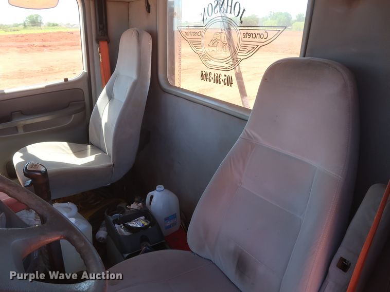 image for item DH0928 2005 Freightliner Columbia  semi truck