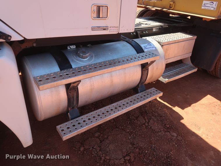 image for item DH0928 2005 Freightliner Columbia  semi truck