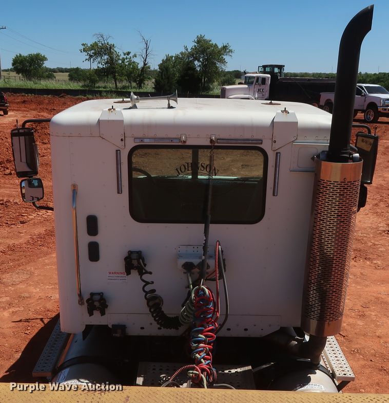 image for item DH0928 2005 Freightliner Columbia  semi truck