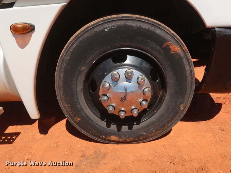 image for item DH0928 2005 Freightliner Columbia  semi truck