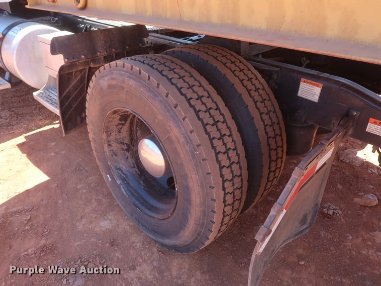 image for item DH0928 2005 Freightliner Columbia  semi truck