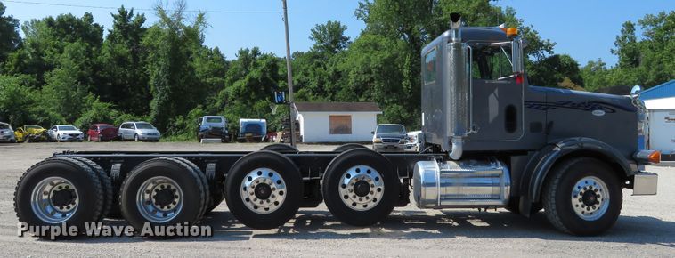 image for item DH1069 1996 Peterbilt 378  truck cab and chassis