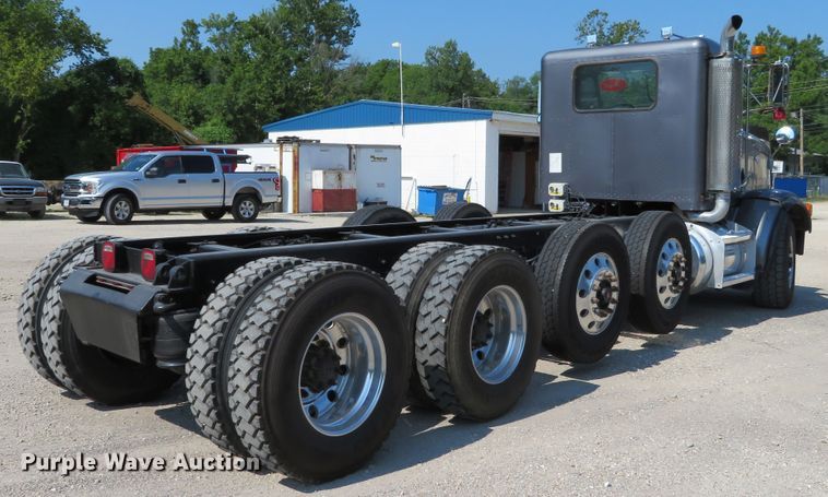 image for item DH1069 1996 Peterbilt 378  truck cab and chassis