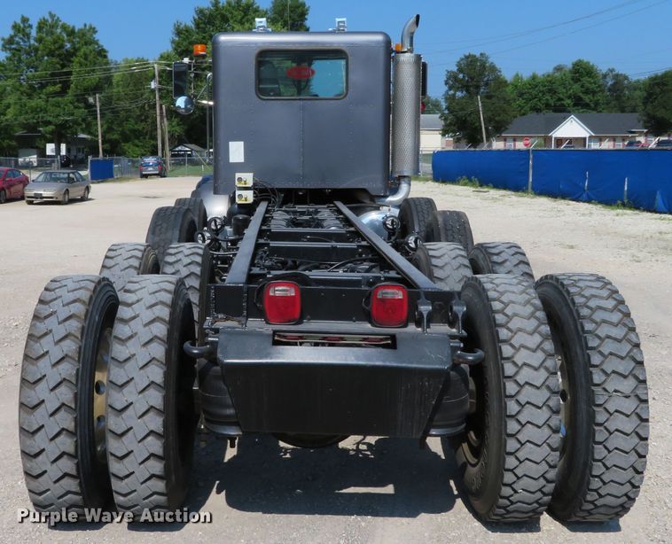 image for item DH1069 1996 Peterbilt 378  truck cab and chassis
