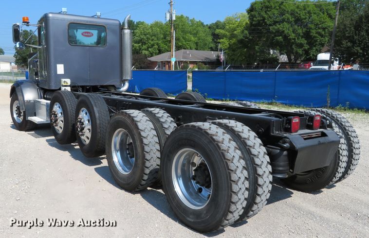 image for item DH1069 1996 Peterbilt 378  truck cab and chassis