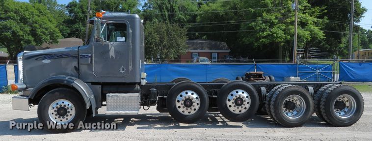 image for item DH1069 1996 Peterbilt 378  truck cab and chassis