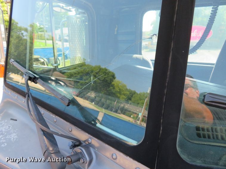 image for item DH1069 1996 Peterbilt 378  truck cab and chassis