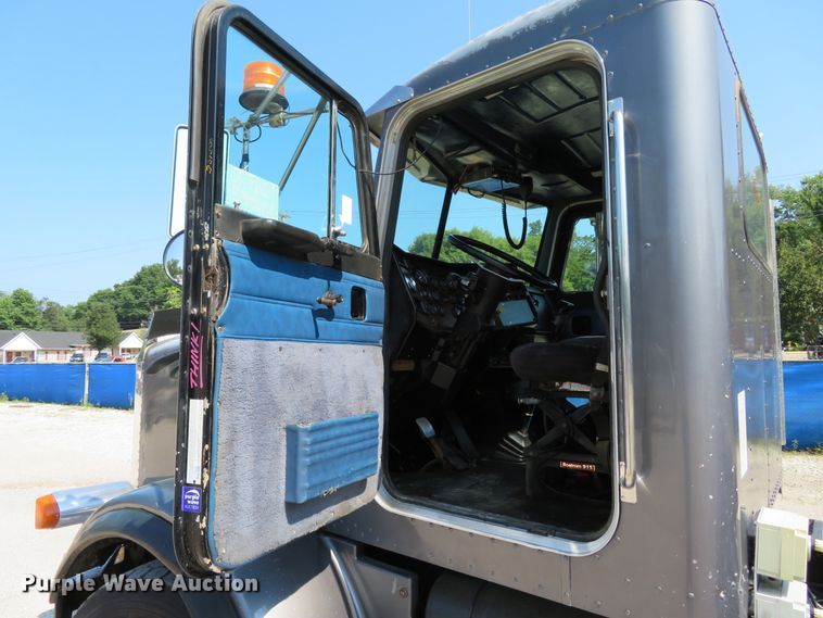 image for item DH1069 1996 Peterbilt 378  truck cab and chassis