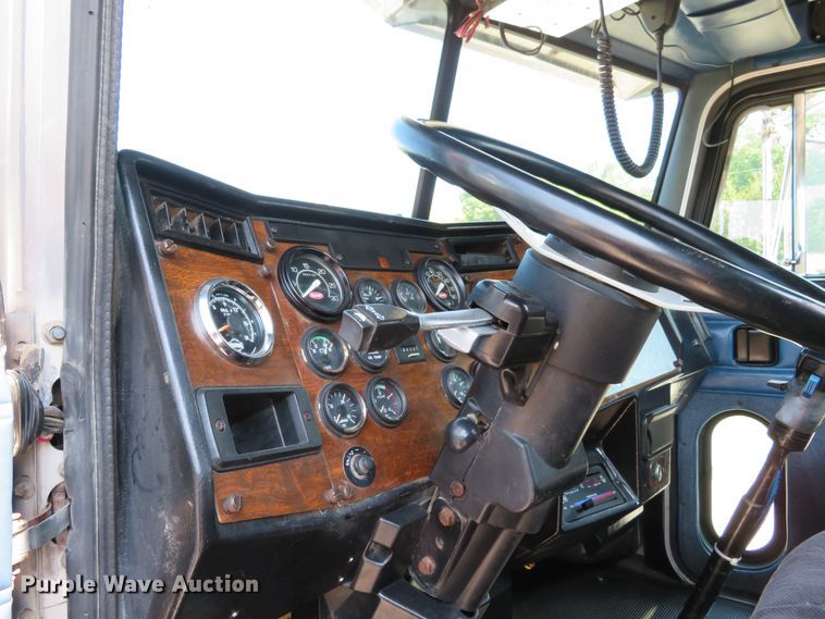 image for item DH1069 1996 Peterbilt 378  truck cab and chassis