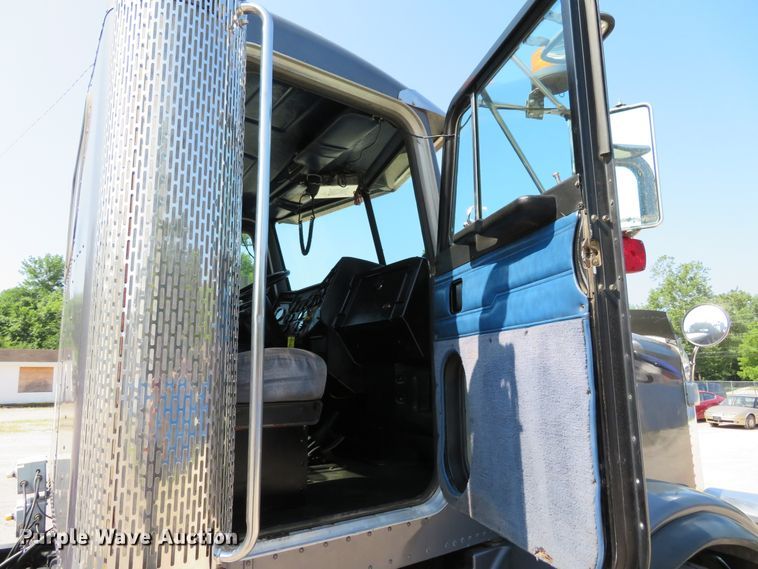 image for item DH1069 1996 Peterbilt 378  truck cab and chassis