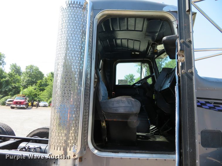 image for item DH1069 1996 Peterbilt 378  truck cab and chassis