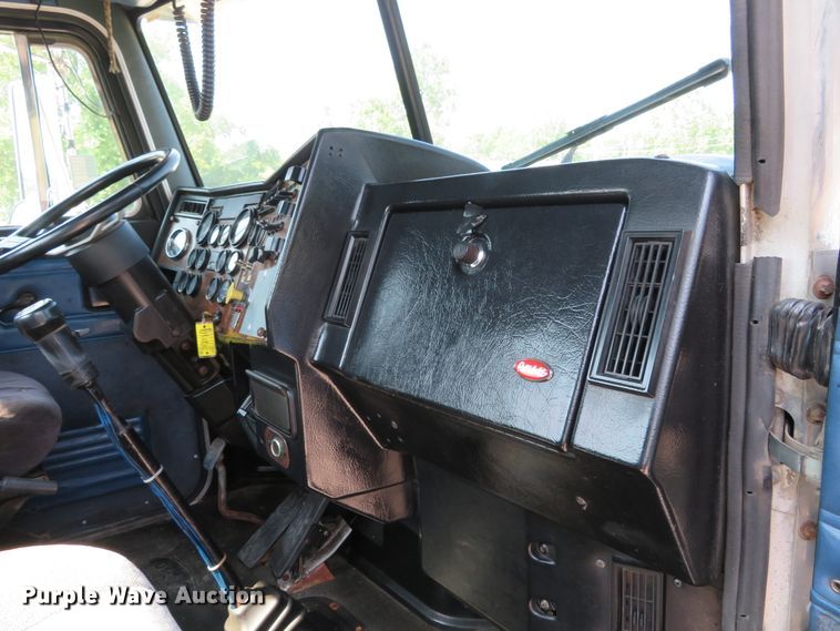 image for item DH1069 1996 Peterbilt 378  truck cab and chassis