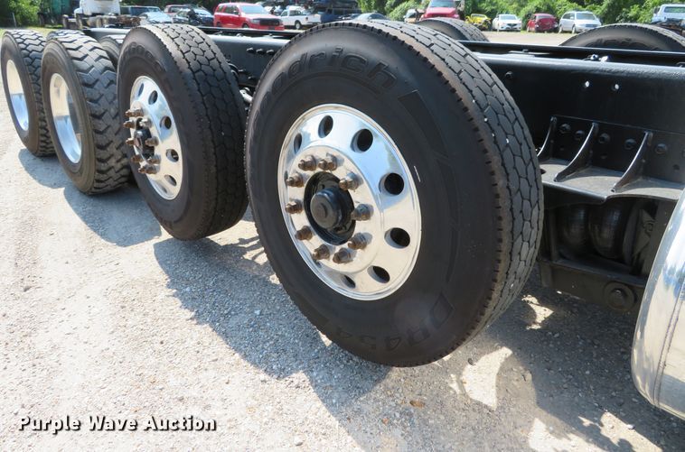 image for item DH1069 1996 Peterbilt 378  truck cab and chassis