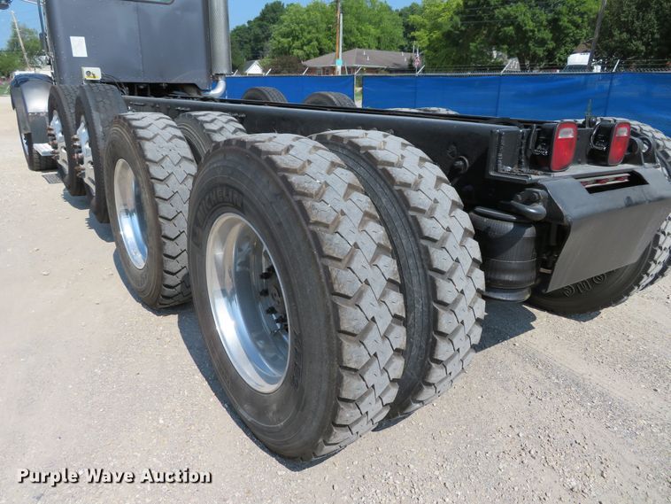 image for item DH1069 1996 Peterbilt 378  truck cab and chassis