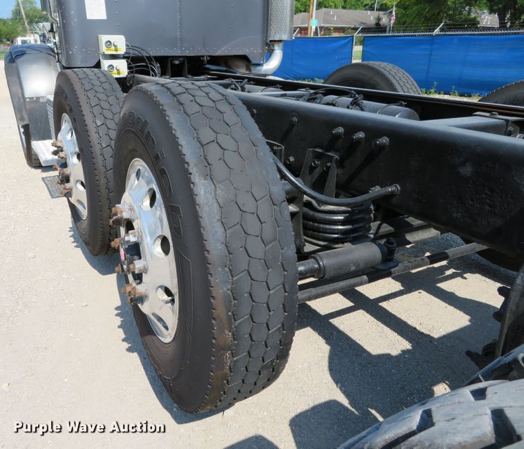 image for item DH1069 1996 Peterbilt 378  truck cab and chassis