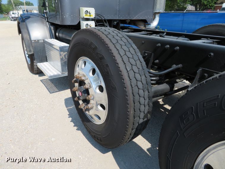 image for item DH1069 1996 Peterbilt 378  truck cab and chassis