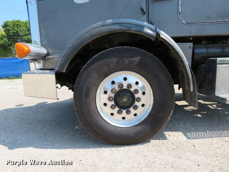 image for item DH1069 1996 Peterbilt 378  truck cab and chassis