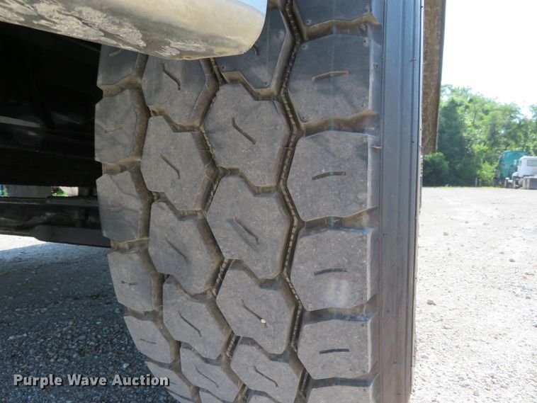 image for item DH1069 1996 Peterbilt 378  truck cab and chassis