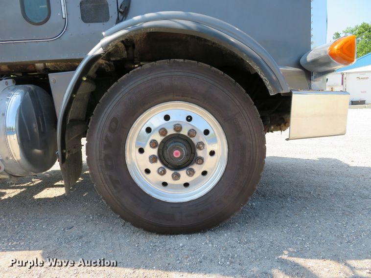 image for item DH1069 1996 Peterbilt 378  truck cab and chassis