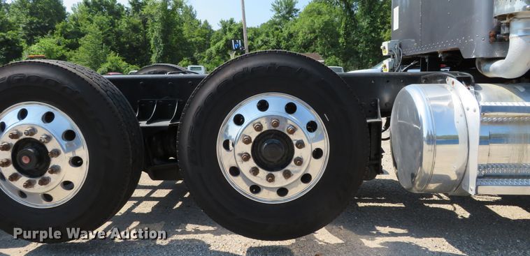 image for item DH1069 1996 Peterbilt 378  truck cab and chassis