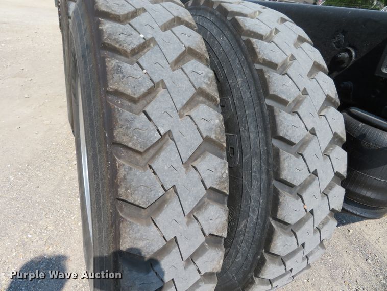 image for item DH1069 1996 Peterbilt 378  truck cab and chassis