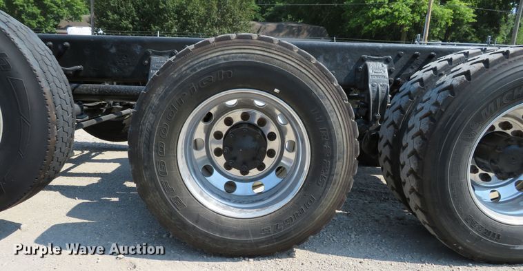 image for item DH1069 1996 Peterbilt 378  truck cab and chassis