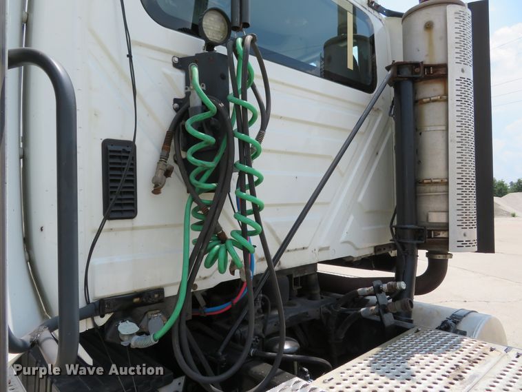 image for item DH1072 2011 International ProStar Plus  semi truck