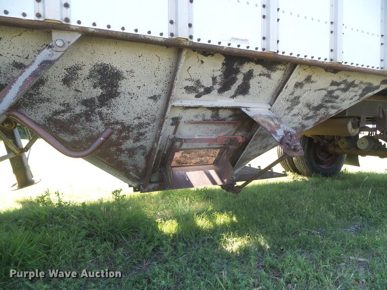 image for item DH4980 1986 Merritt B82-1142-002 single hopper bottom grain trailer