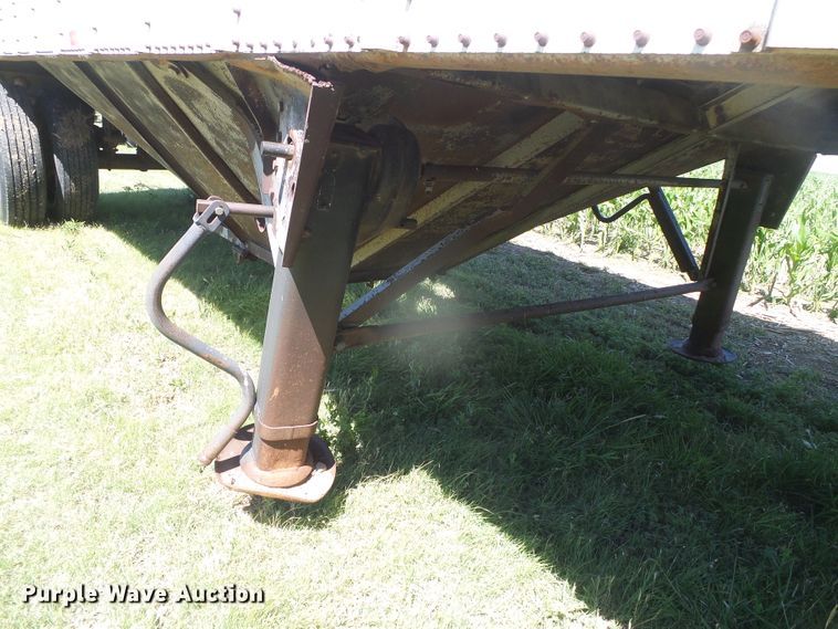 image for item DH4980 1986 Merritt B82-1142-002 single hopper bottom grain trailer