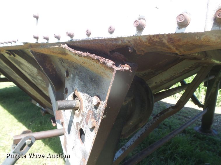 image for item DH4980 1986 Merritt B82-1142-002 single hopper bottom grain trailer